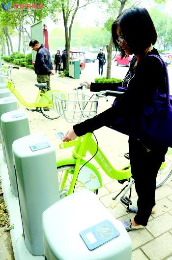 市民在站點刷卡取車。記者 殷夢