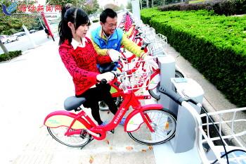 工作人員指導市民取車。記者 張馳