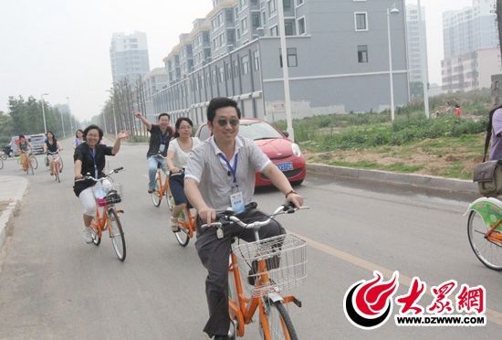 記者們騎上公共自行車，感受到城市公共自行車的便捷和樂趣。 記者 郭豪 攝。