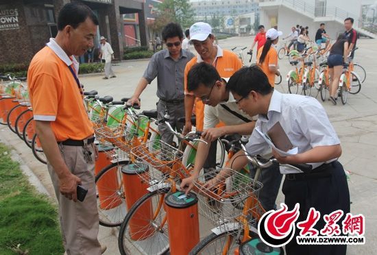 采訪團記者做好準備體驗公共自行車。 記者 郭豪 攝。