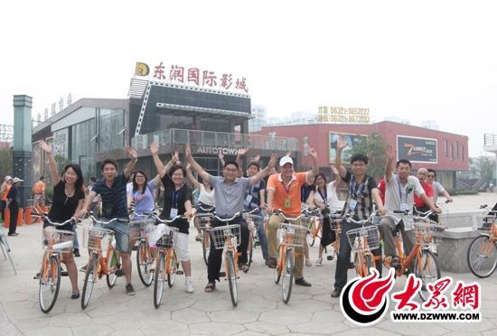 采訪團記者做好準備體驗公共自行車。 記者 郭豪 攝。